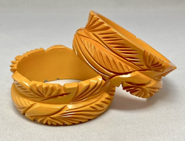 BB172 pair leaf carved and flared edge corn baketile bangles